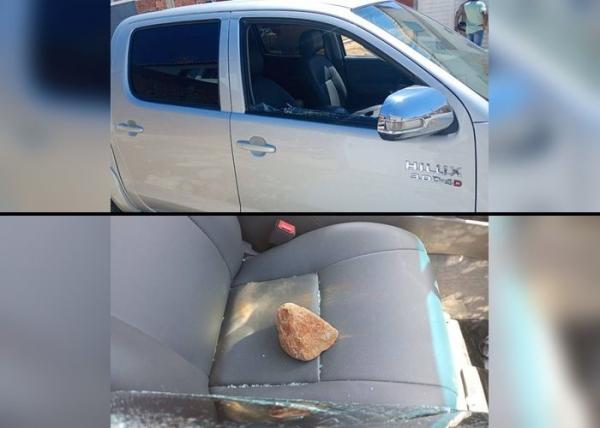 Caminhonete é atingida por pedra enquanto estava estacionada em rua de Guanambi.