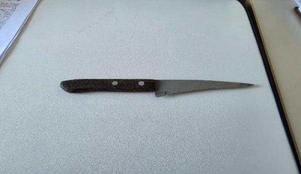 Detector de metais econtra faca escondida no calçado de adolescente em escola de Urandi.