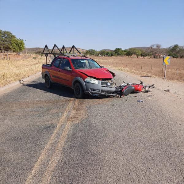 Dois homens ficam feridos após colisão entre carro e moto na BA-612 em Candiba.