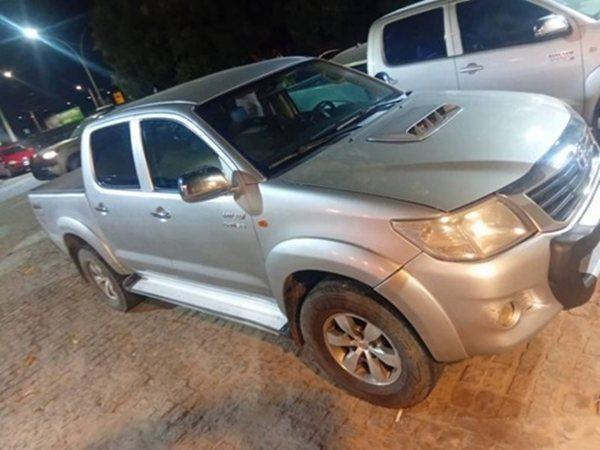 Hilux furtada em Carinhanha é localizada e recuperada pela polícia em Urandi.