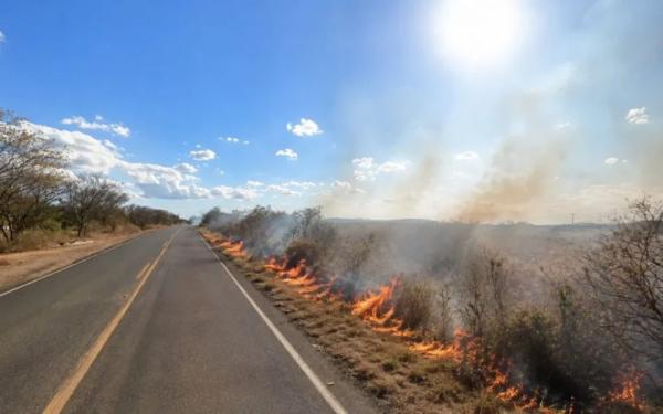 Incêndio na BR-030 provoca falta de energia e afeta abastecimento de água na região de Guanambi.