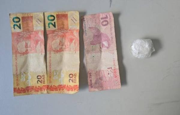 Jovem de 19 anos é levado à delegacia após ser encontrado com cocaína em Guanambi.