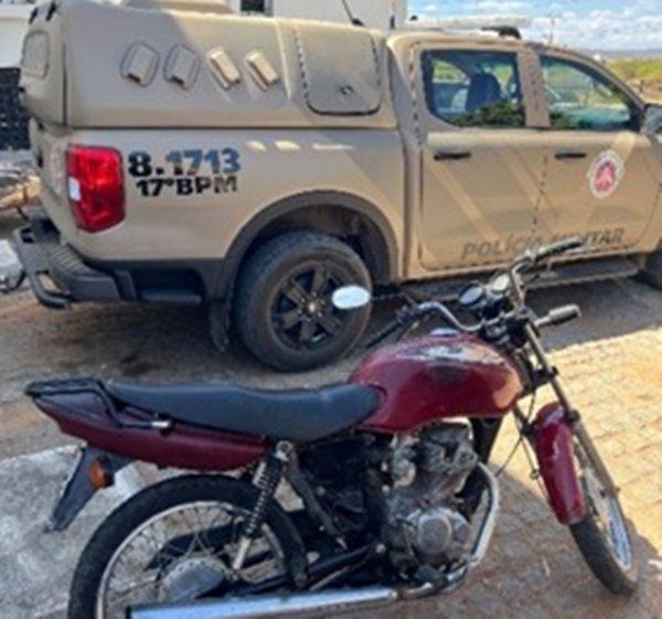 Jovem é levado à delegacia após ser flagrado com moto adulterada e maconha em Guanambi.