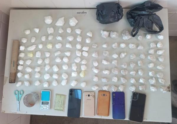 Ação policial prende mais de 1,8 kg de drogas em Guanambi.