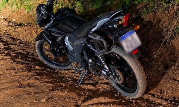 Motociclista morre após perder controle da direção e atingir barranco em Candiba.