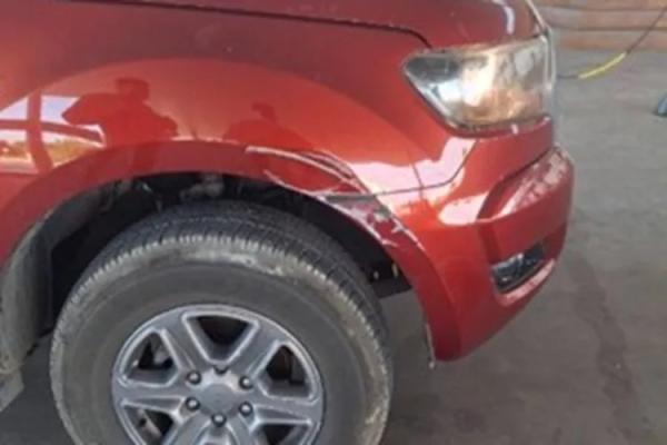 Motorista embriagado bate em veículo, ameaça vítima com facão e foge em Guanambi.