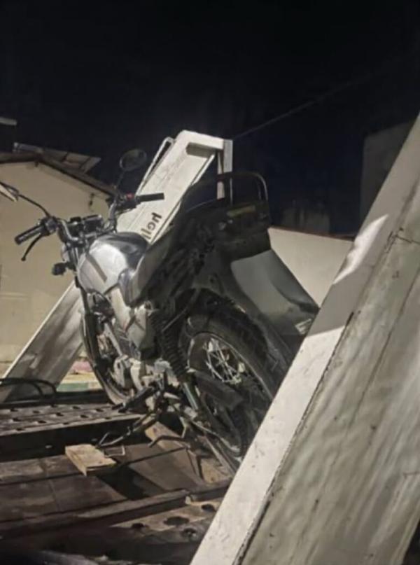 Mulher é abordada com duas crianças em moto e veículo acaba removido em Guanambi.