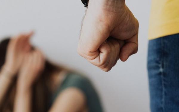 Mulher é atingida com soco no rosto durante discussão em Guanambi.