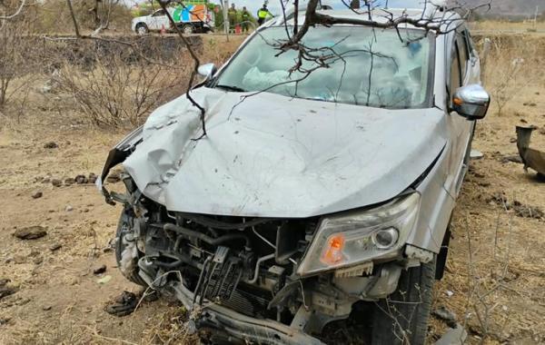 Motorista fica ferido após caminhonete atingir poste na BA-573, em Guanambi.