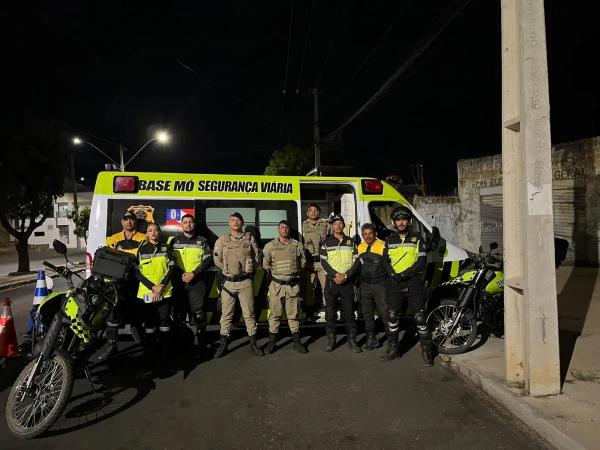 Operação de trânsito fiscaliza 65 veículos e identifica três motoristas sob efeito de álcool em Guanambi.