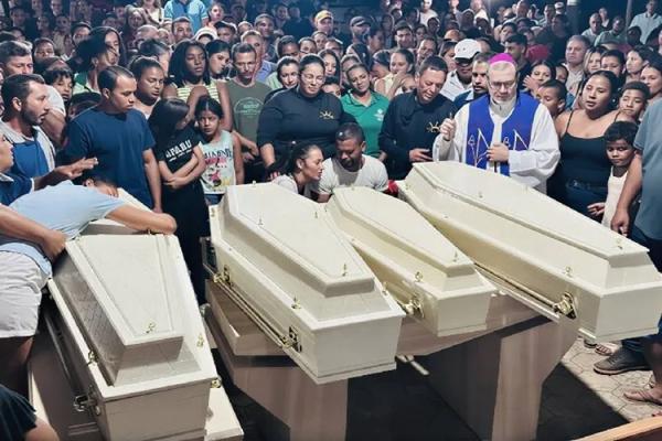 Paramirim vive dia de dor e se despede de quatro crianças vítimas de afogamento.