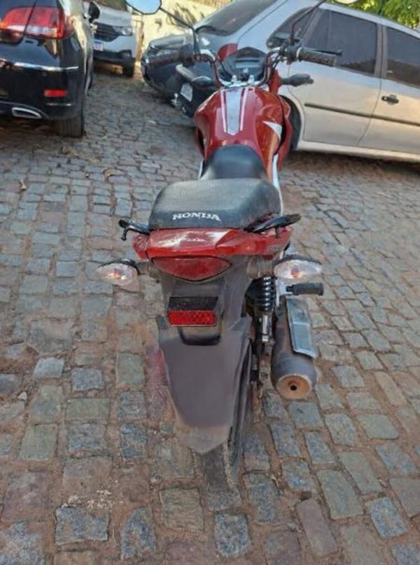 PM apreende motocicleta com chassi e motor adulterados durante abordagem em Guanambi.