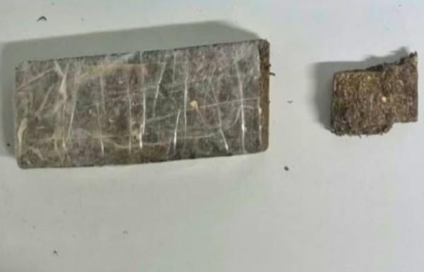 Polícia encontra mais de 1 quilo de maconha escondido em terreno no bairro Liberdade, em Guanambi.