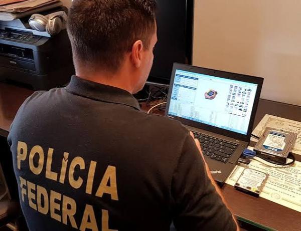 Polícia Federal realiza ação em Guanambi contra crimes sexuais na internet.