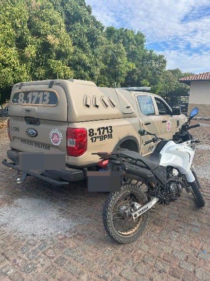 Polícia Militar identifica motocicleta clonada na feira livre de Guanambi.