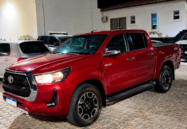 Polícia Militar recupera caminhonete Hilux roubada durante abordagem em Guanambi.