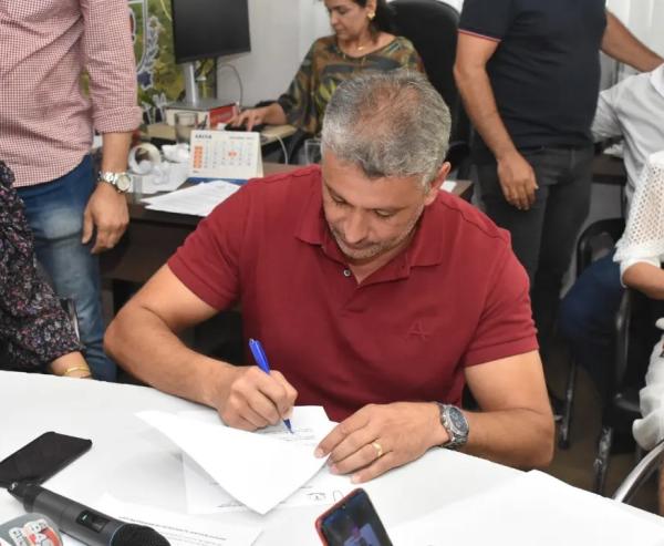 Prefeito de Guanambi autoriza licitação para implantação de transporte coletivo no município; demanda histórica atende pedido da população.