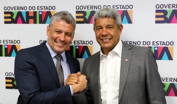 Prefeito de Guanambi, Nal Azevedo, comemora publicação de licitação para pavimentação da estrada de Pajeú dos Ventos.