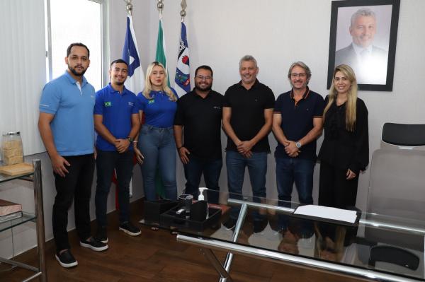 Prefeito e secretário da SDE recebem equipe da BYD Guanambi, que anuncia investimento na cidade.