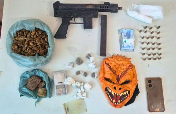 Rondesp apreende submetralhadora, munições e mais de 500 gramas de drogas na zona rural de Guanambi.