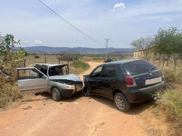 Acidente entre dois carros deixa três feridos na zona rural de Guanambi.