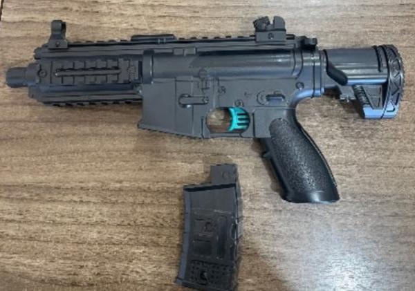 Aluno de 13 anos leva arma de brinquedo para escola e aciona a PM em Guanambi.