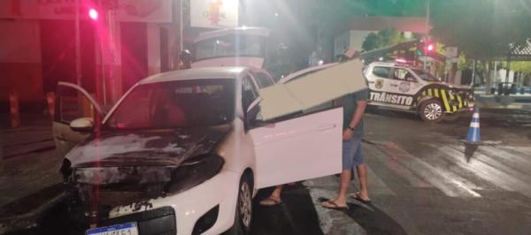 Carro pega fogo durante a noite no Centro de Guanambi.