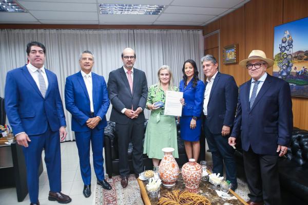 Conselheiros do TCE entregam contas do governo, projeto e saúdam Ivana pela “expressiva votação”.
