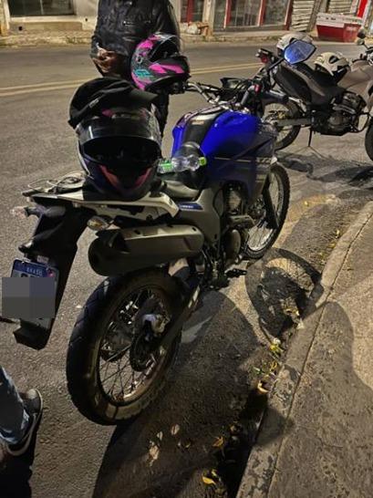 Polícia Militar apreende motocicleta após flagrar manobras perigosas no Centro de Guanambi.