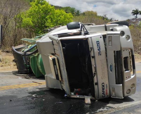 Homem de 51 anos morre após caminhão capotar na Serra dos Brindes, em Guanambi.