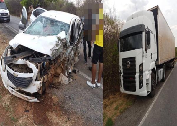Jovem sofre fratura na perna após carro bater em caminhão na BR-122, entre Pindaí e Urandi.