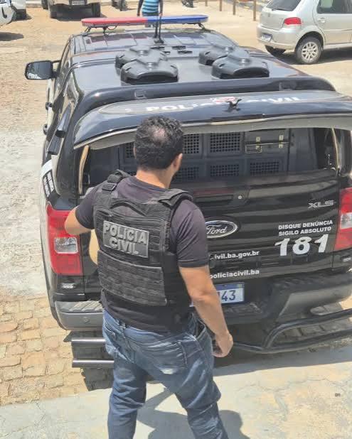 Homem é conduzido à delegacia após ameaçar comerciante e arremessar pedras contra estabelecimento em Guanambi.