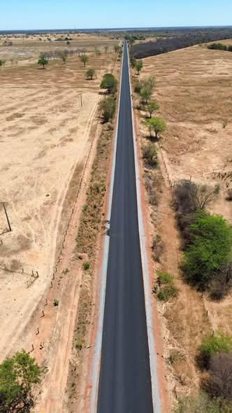 Ivana Bastos acompanha avanço das obras de recuperação da BA-160, em Iuiu.