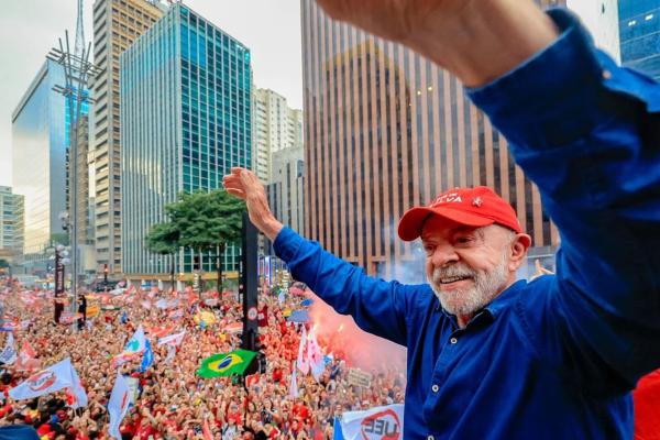 Lula conquista virada inédita no segundo turno e é reeleito para 4º mandato.