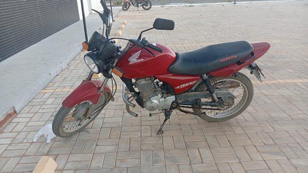 Motocicleta é furtada enquanto proprietária trabalha no Centro de Guanambi.