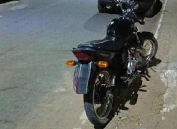 Motociclista foge e abandona veículo após ser flagrado pela PM em manobra perigosa em Pindaí.