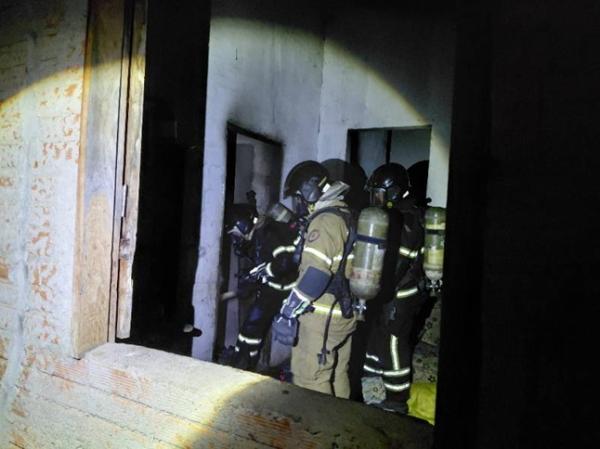 Mulher é suspeita de provocar incêndio em casa onde vive com a irmã em Guanambi.