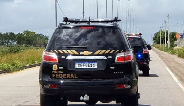 PF prende duas pessoas em Guanambi durante operação contra comércio de dinheiro falso.