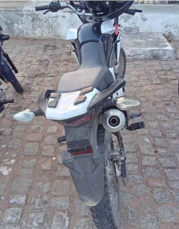 PM apreende Honda Bros com suspeita de adulteração durante operação em Guanambi.