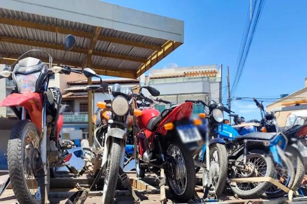 PM fecha o cerco contra motos barulhentas e paredões durante comemoração eleitoral em Caetité.