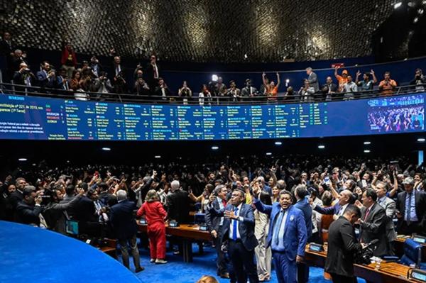 Senado aprova fim da escala 6x1 e redução da jornada de trabalho.