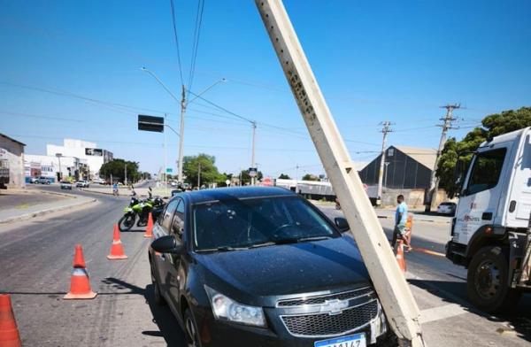 Veículo atinge poste durante a madrugada na Avenida do Trabalho, em Guanambi.