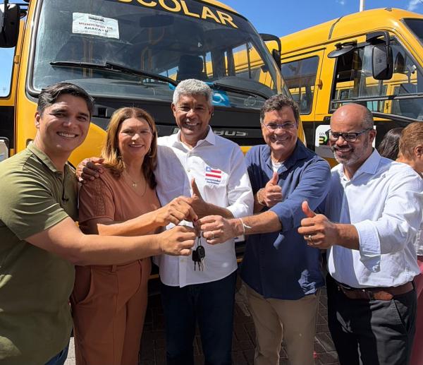 Vitor Bonfim celebra entrega de ônibus escolares para oito municípios baianos.